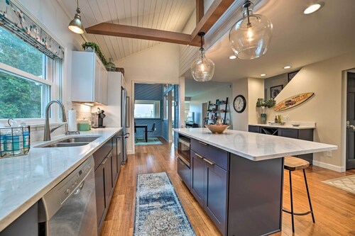 Chic Manistee Cottage: Steps to Lake Michigan!