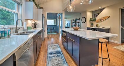 Chic Manistee Cottage: Steps to Lake Michigan!