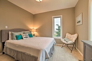 3 bedrooms, laptop workspace, Internet, bed sheets - Chic Manistee Cottage: Steps to Lake Michigan! (Manistee)