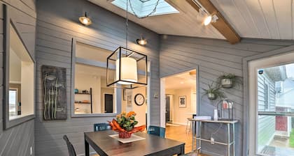 Chic Manistee Cottage: Steps to Lake Michigan!