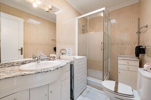 Ducha, secador de pelo y toallas