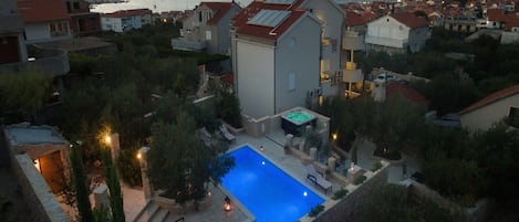 Una piscina climatizada, tumbonas