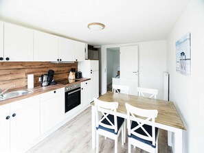 Kühlschrank, Ofen, Geschirrspüler, Wasserkocher mit Kaffee-/Teezubehör
