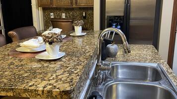 冰箱、微波炉、烤箱、炉灶