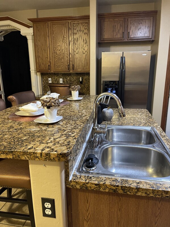 Fridge, microwave, oven, stovetop - Lovely bedroom beautifully decorated with a smart tv . (Laveen)