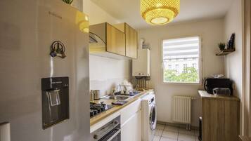 Réfrigérateur, micro-ondes, four, plaque de cuisson