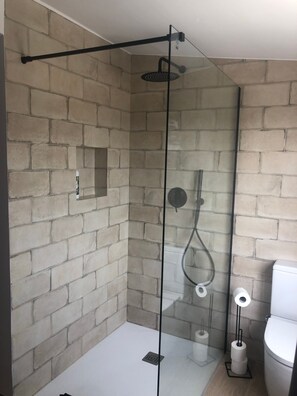 Shower, hair dryer, towels - Stunning 'Finca Clos' with Mountain View, Private Pool, Garden, A/C & Wi-Fi (BORRASSA)