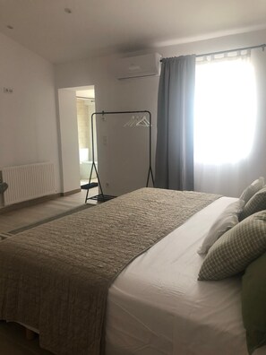 5 bedrooms, iron/ironing board, free WiFi, bed sheets