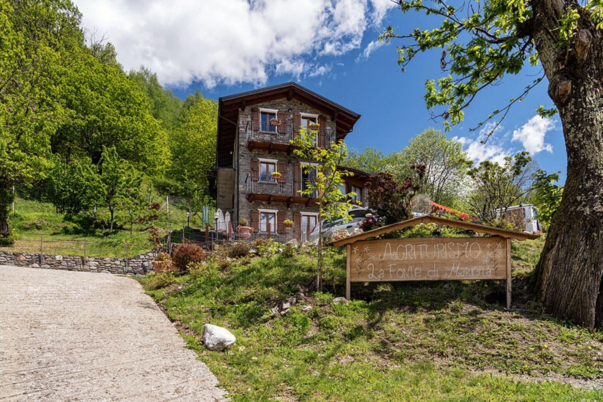 Un edificio rústico de piedra con un cartel que dice 'Agriturismo La Fonte di Marietta'.
