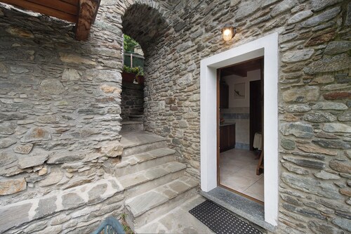 Studio 'Su 2 Livelli' with Mountain View, Shared Garden and Wi-Fi