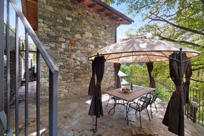 Outdoor dining - Studio 'La Fonte Di Mariella' with mountain view, wellness area and Wi-Fi (Dosso del Liro)