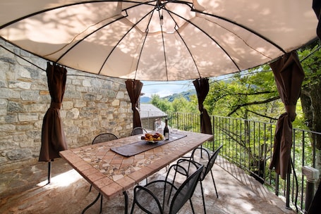 Outdoor dining. Studio 'La Fonte Di Mariella' with mountain view, wellness area and Wi-Fi