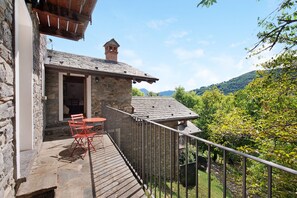 Outdoor dining - Studio 'La Fonte Di Mariella' with mountain view, wellness area and Wi-Fi (Dosso del Liro)