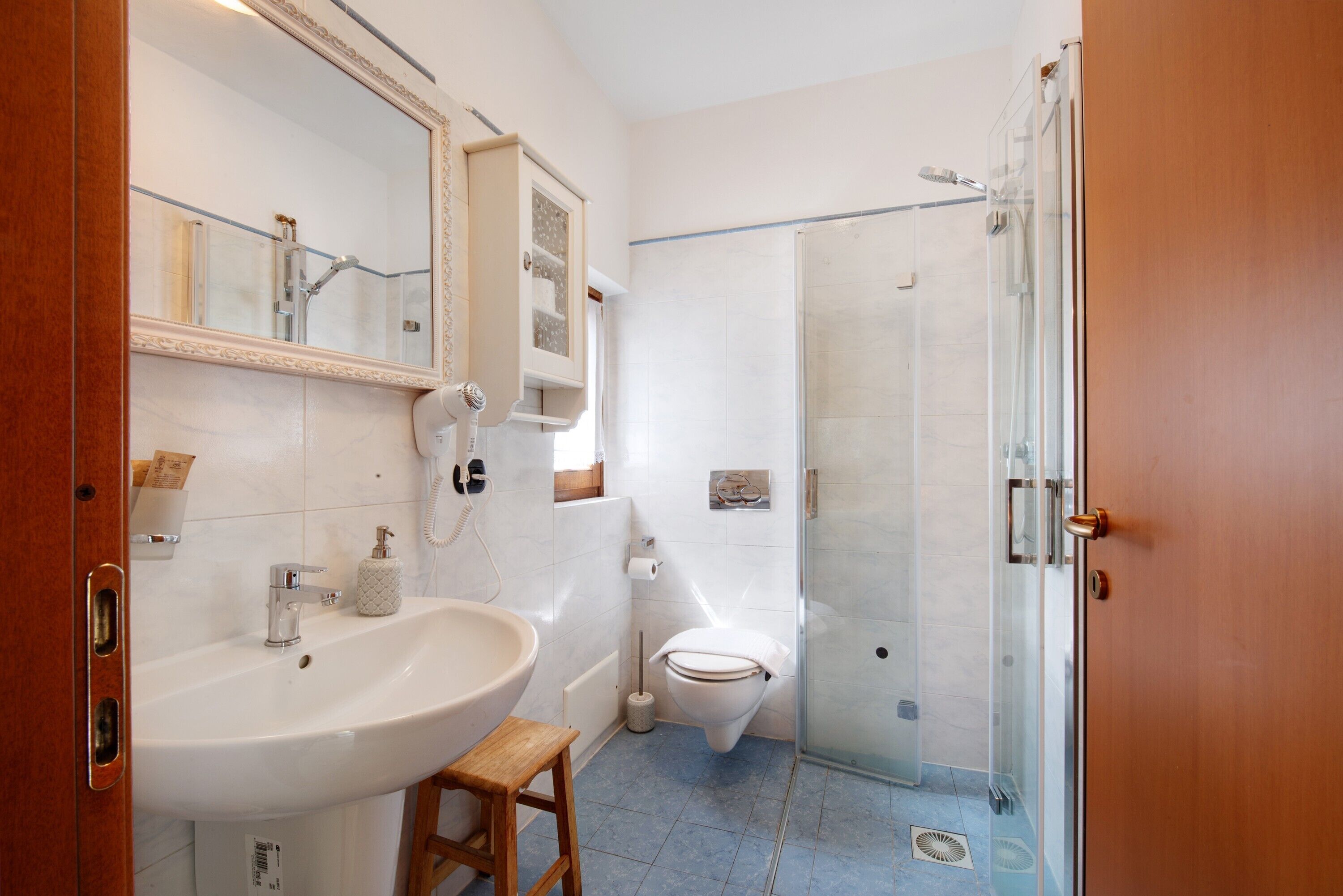 Dusche, kostenlose Toilettenartikel, Haartrockner, Handtücher