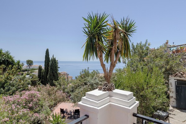 Property grounds - Apartment "Luna" with Shared Pool, Wi-Fi, Air Conditioning, Terrace & Garden (Salobreña)