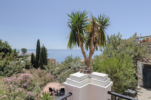 Apartment "Luna" with Shared Pool, Wi-Fi, Air Conditioning, Terrace & Garden