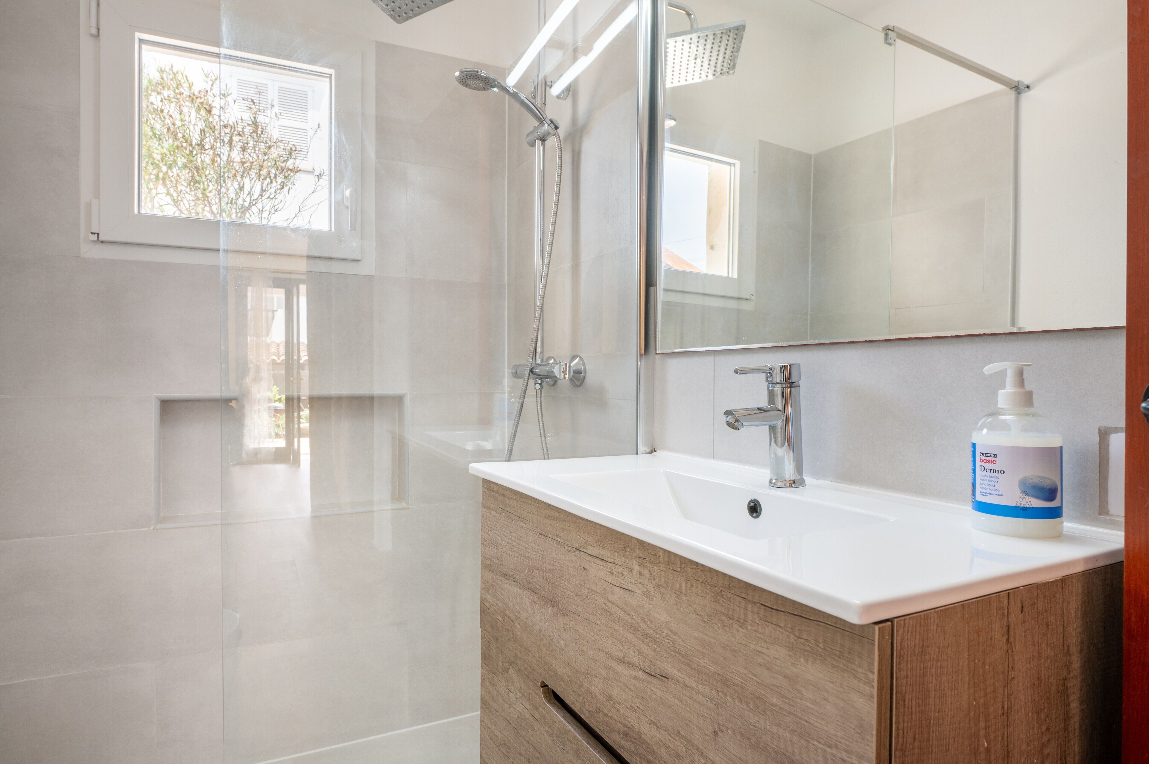 Badewanne, Haartrockner, Handtücher