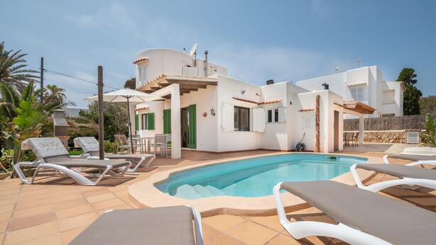 Une villa moderne dotée d’une piscine, de chaises longues et d’un espace patio.