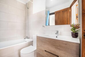 Baignoire, sèche-cheveux, serviettes fournies