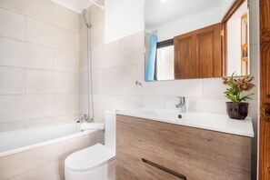 浴槽、ヘアドライヤー、タオル