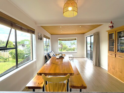 Spacious retreat with Mountain view