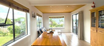 Spacious retreat with Mountain view