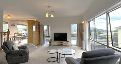 Spacious retreat with Mountain view