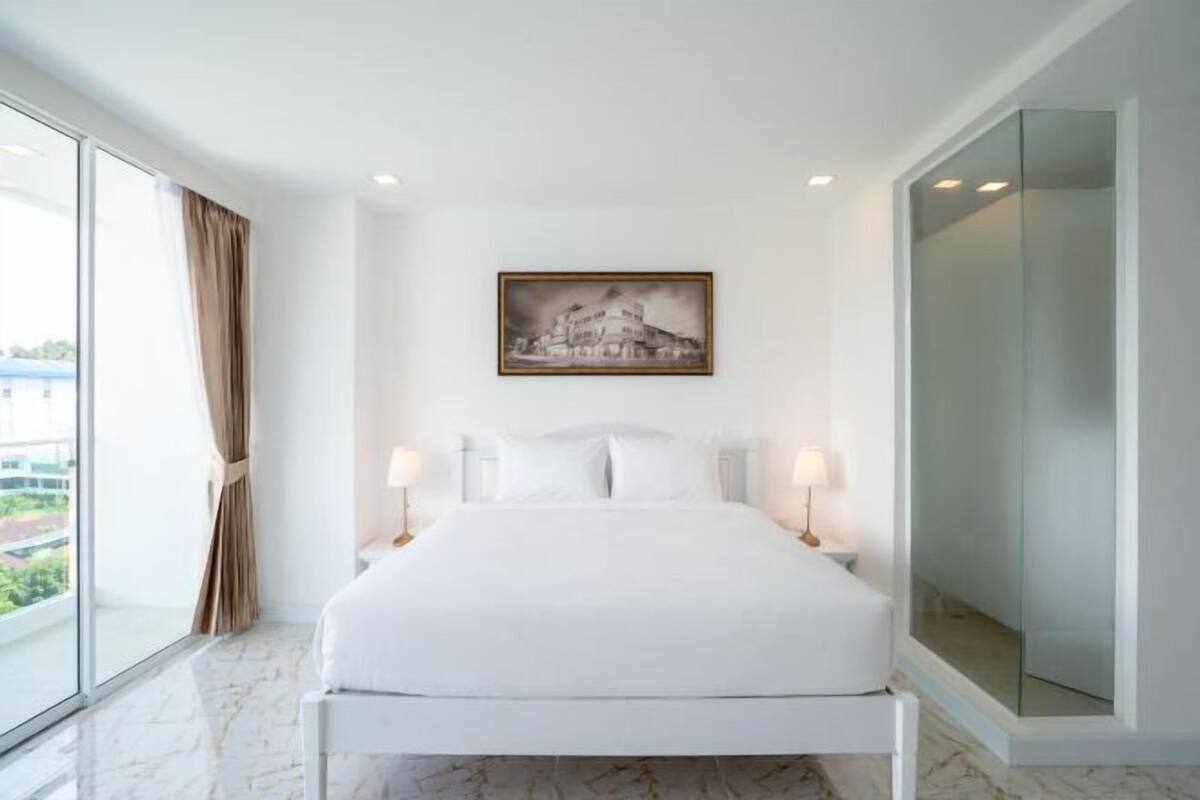In-room safe, desk, blackout curtains, free WiFi
