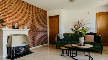 Smart-tv, boeken en een stereo