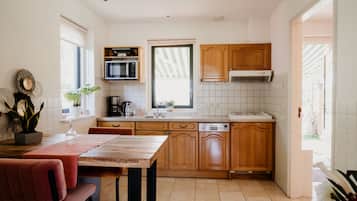 Een koelkast, een magnetron, een oven, een kookplaat