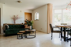 Smart TV, books, stereo