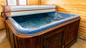 A wooden cabin with a hot tub. - 2 Pound cottage (Gloucester)