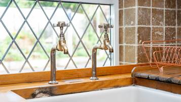 Full-size fridge, microwave, oven, stovetop