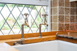 大冰箱、微波炉、烤箱、炉灶