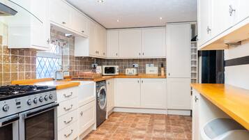 Comfort Cottage, Multiple Beds, Hot Tub | Private kitchen | Full-sized fridge, microwave, oven, stovetop