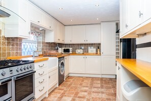 Comfort Cottage, Multiple Beds, Hot Tub | Private kitchen