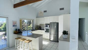 冰箱、微波炉、烤箱、炉灶