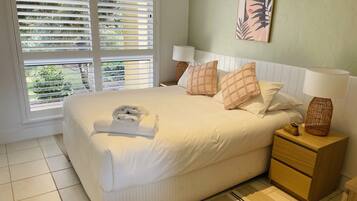 4 chambres, bureau, fer et planche Ă repasser, lit parapluie