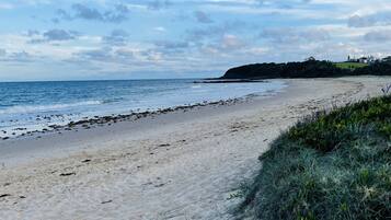 靠近海滩、沙滩椅