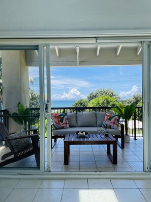 Smart TV, books - Absolute beachfront holiday home with private heated pool (Diamond Beach)