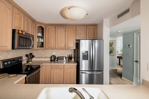 Frigorifero, microonde, forno, piano cottura