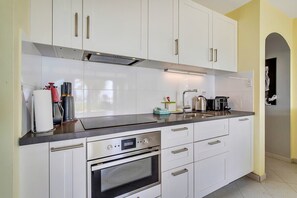 ثلاجة، فرن، موقد طهي مسطح، محمصة خبز