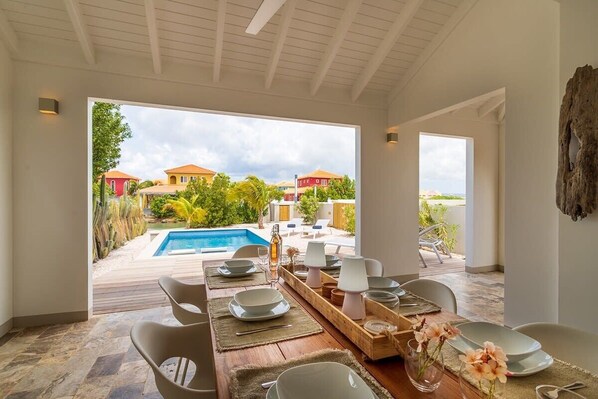 تناول الطعام بالخارج