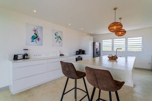 Réfrigérateur, plaque de cuisson, cafetière/bouilloire