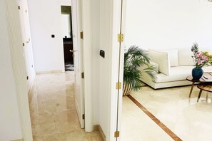 Televisie, een open haard, een tafeltennistafel en een stereo