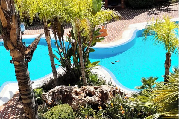 Een binnenzwembad en een buitenzwembad