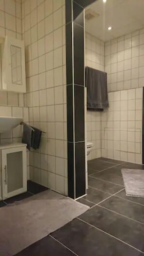 Apartment, Non Smoking, Balcony | Bathroom