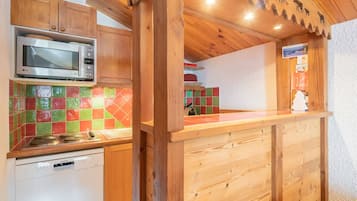 Geladeira, micro-ondas, lava-louças, cafeteira/chaleira