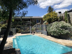 A heated pool - 5 bedroom home, heated pool, fire pit,pet friendly (Rosebud)