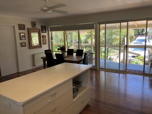 Dining - 5 bedroom home, heated pool, fire pit,pet friendly (Rosebud)